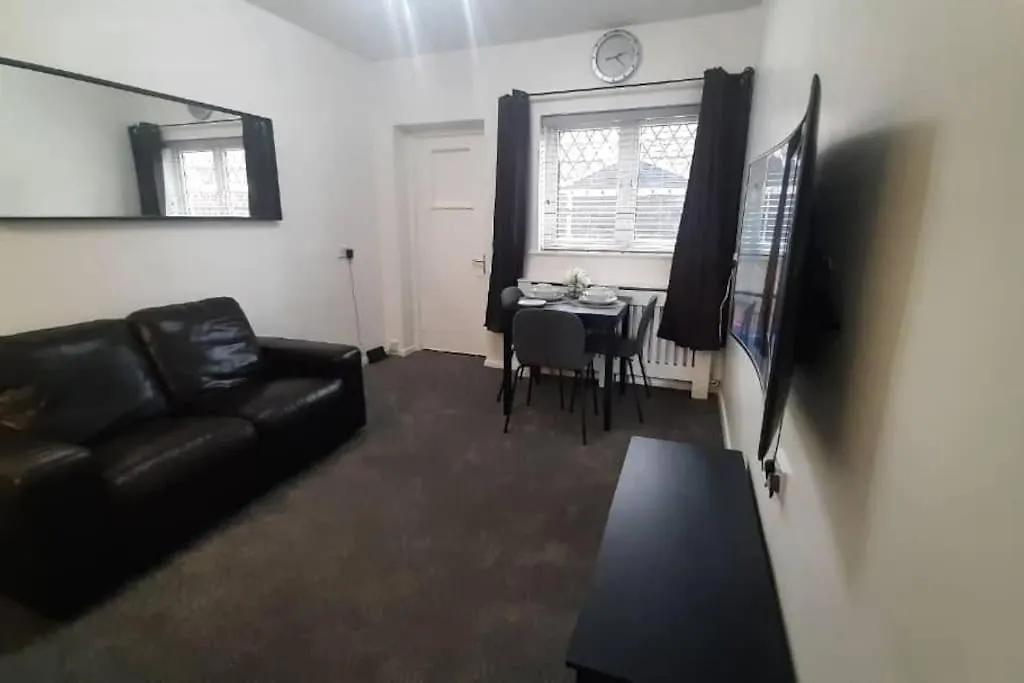 Entire Rental, Easy Reach To Etihad Stadium-1